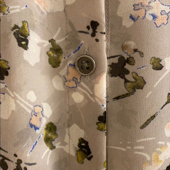 CAbi XS gray floral button down 3/4 sleeve shirt. - Picture 4 of 8